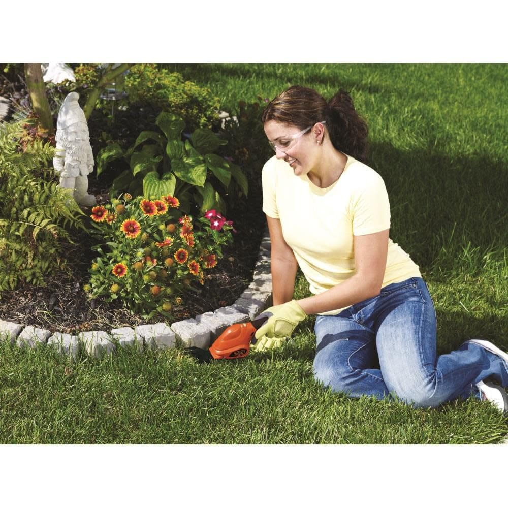 BLACK+DECKER comparación de tamaño con una mano para apreciar ligereza