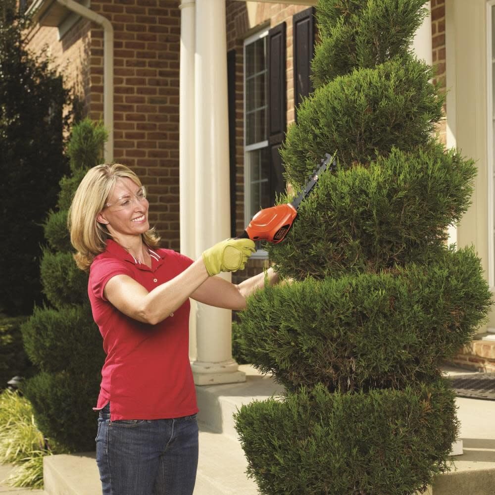 BLACK+DECKER herramienta en acción recortando un seto con corte limpio