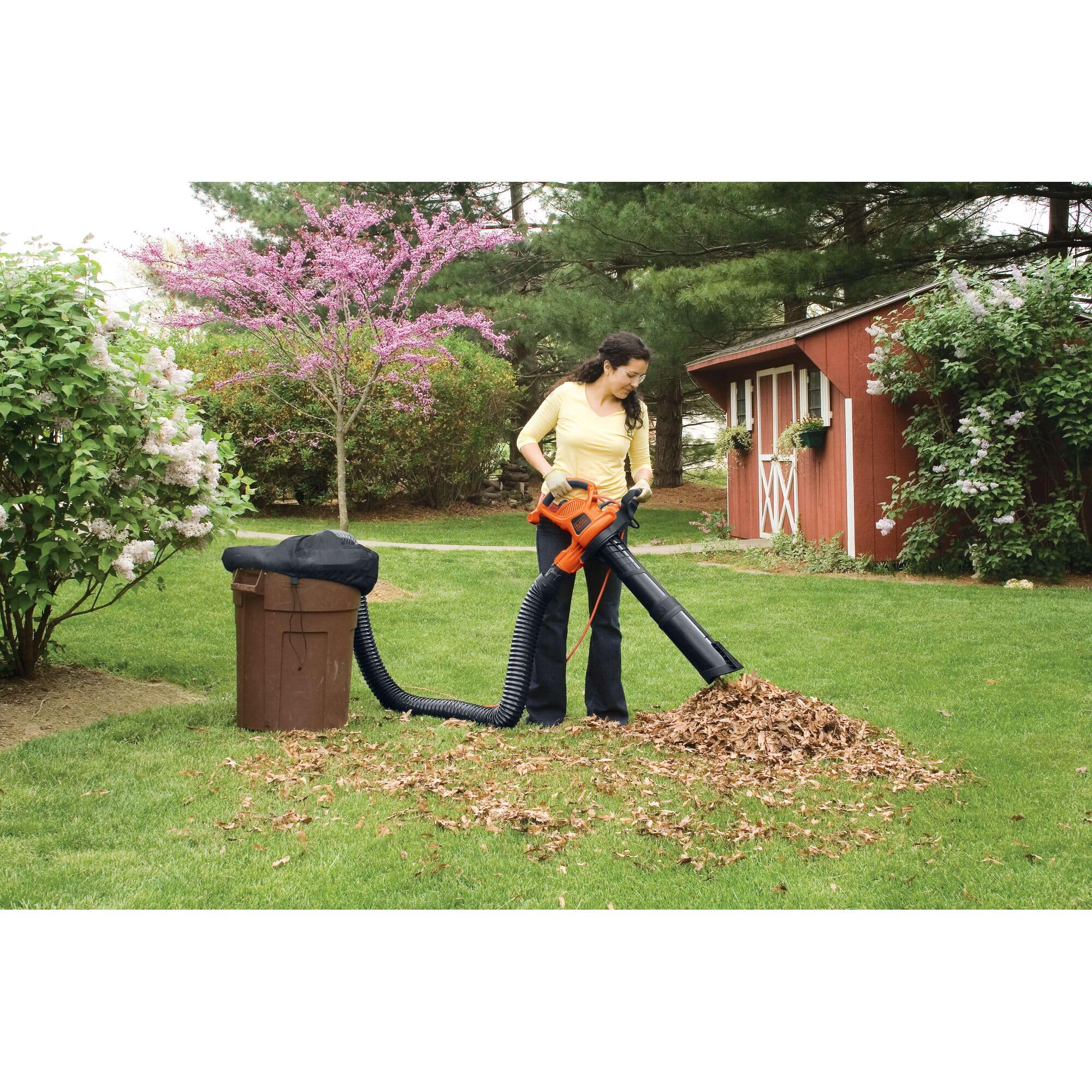 BLACK+DECKER manguera en jardín recogiendo hojas para flujo continuo al cubo
