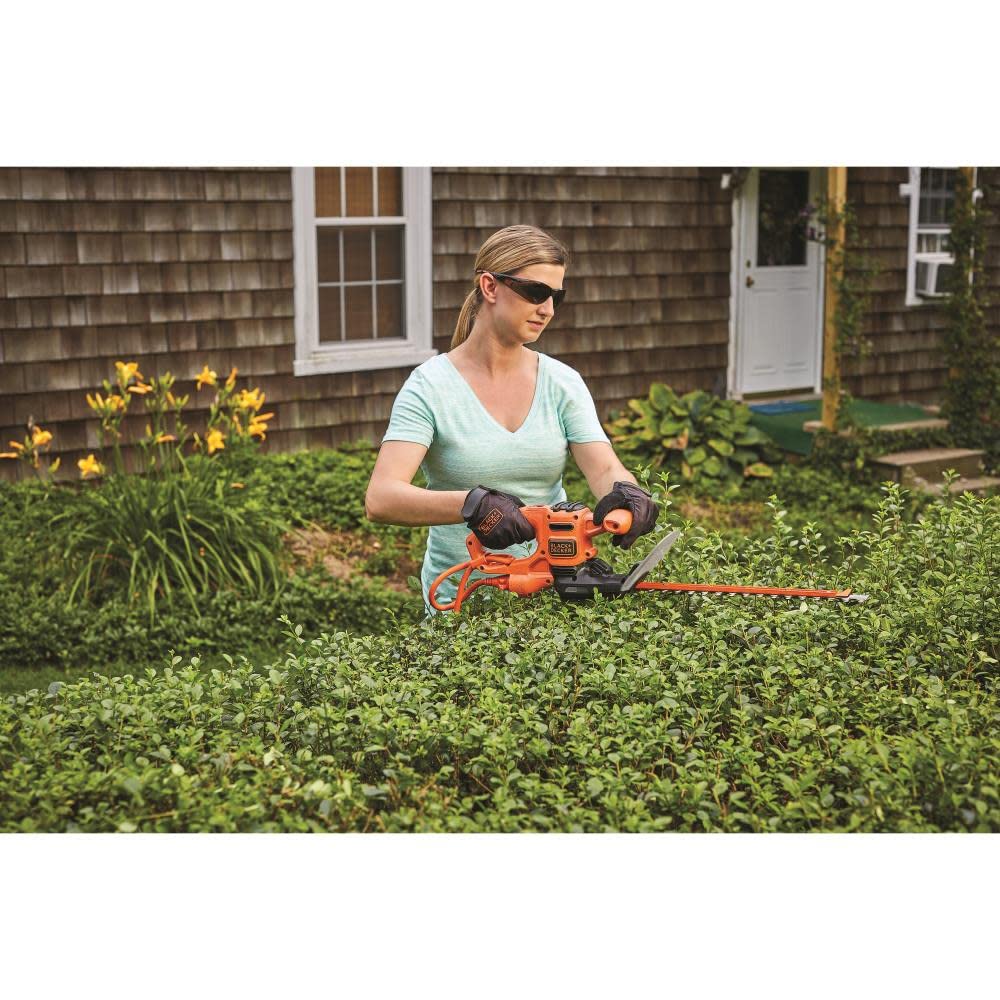 BLACK+DECKER recortasetos en uso sobre seto demostrando maniobrabilidad en jardín