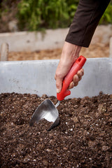 Corona Clipper cuchara con tierra para trasplante demostrando gran capacidad