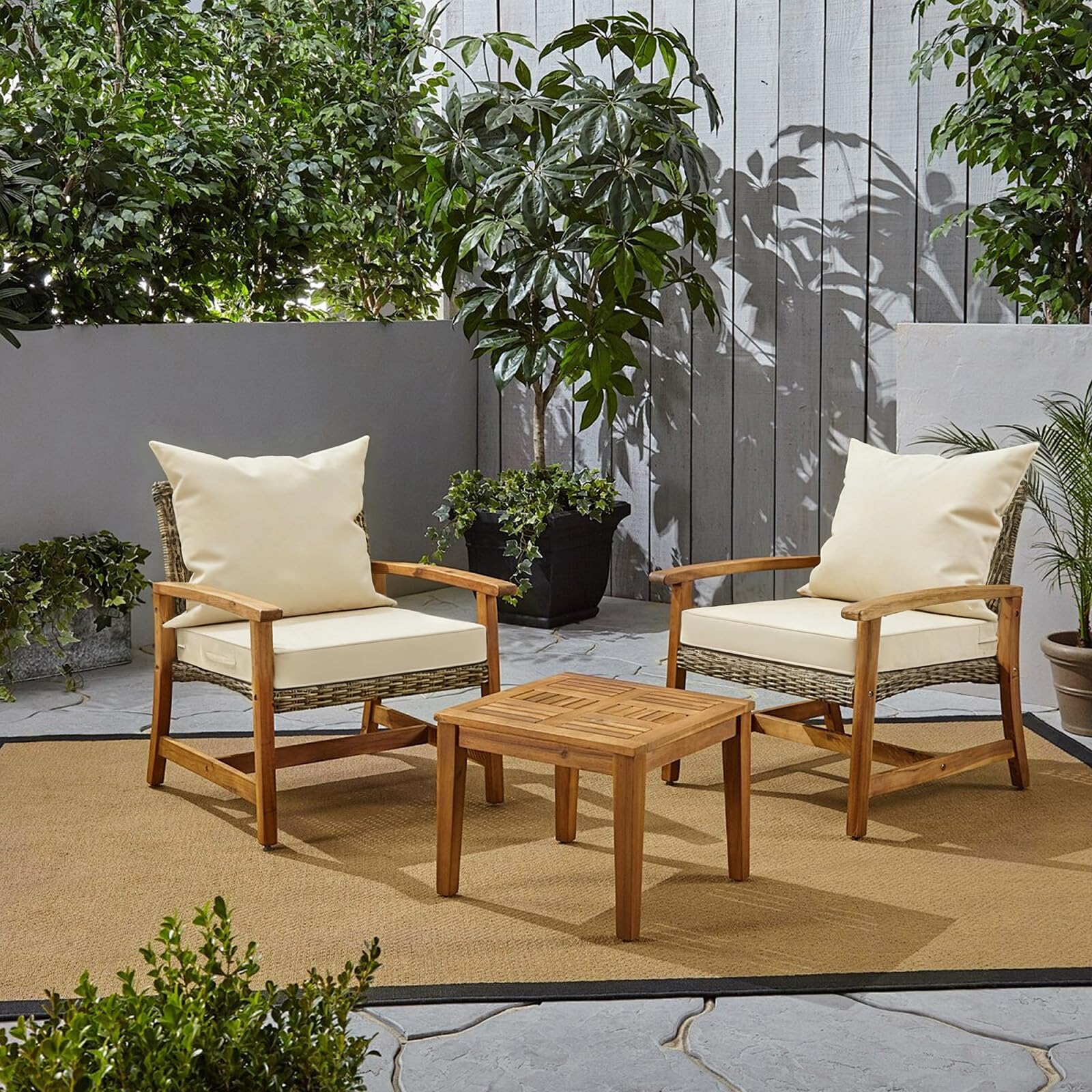 COZEER cojín en terraza junto a mesa mostrando uso de estilo