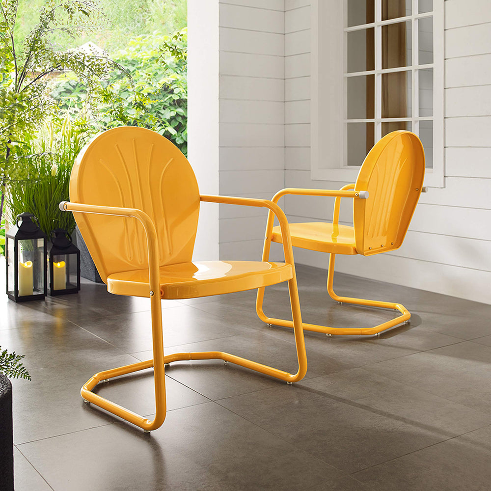 Crosley Furniture conjunto con mesa demostrando cómo combinar varias sillas en exterior