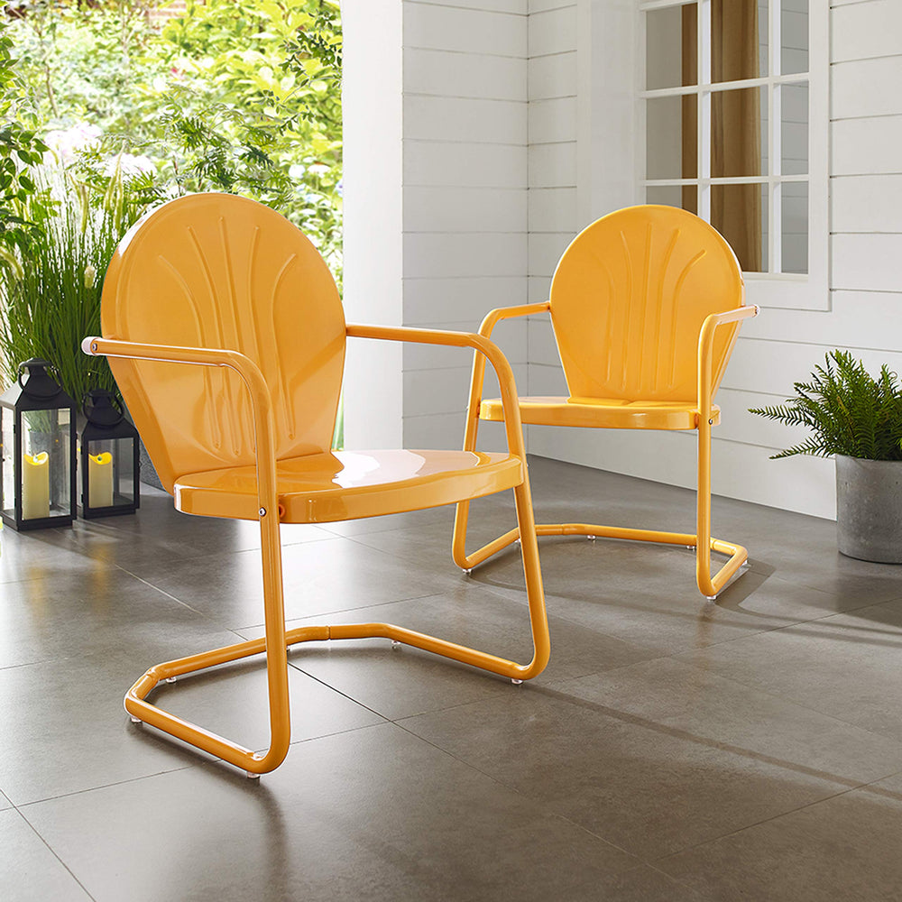 Crosley Furniture comparación de tamaño junto a una planta para apreciar escala real