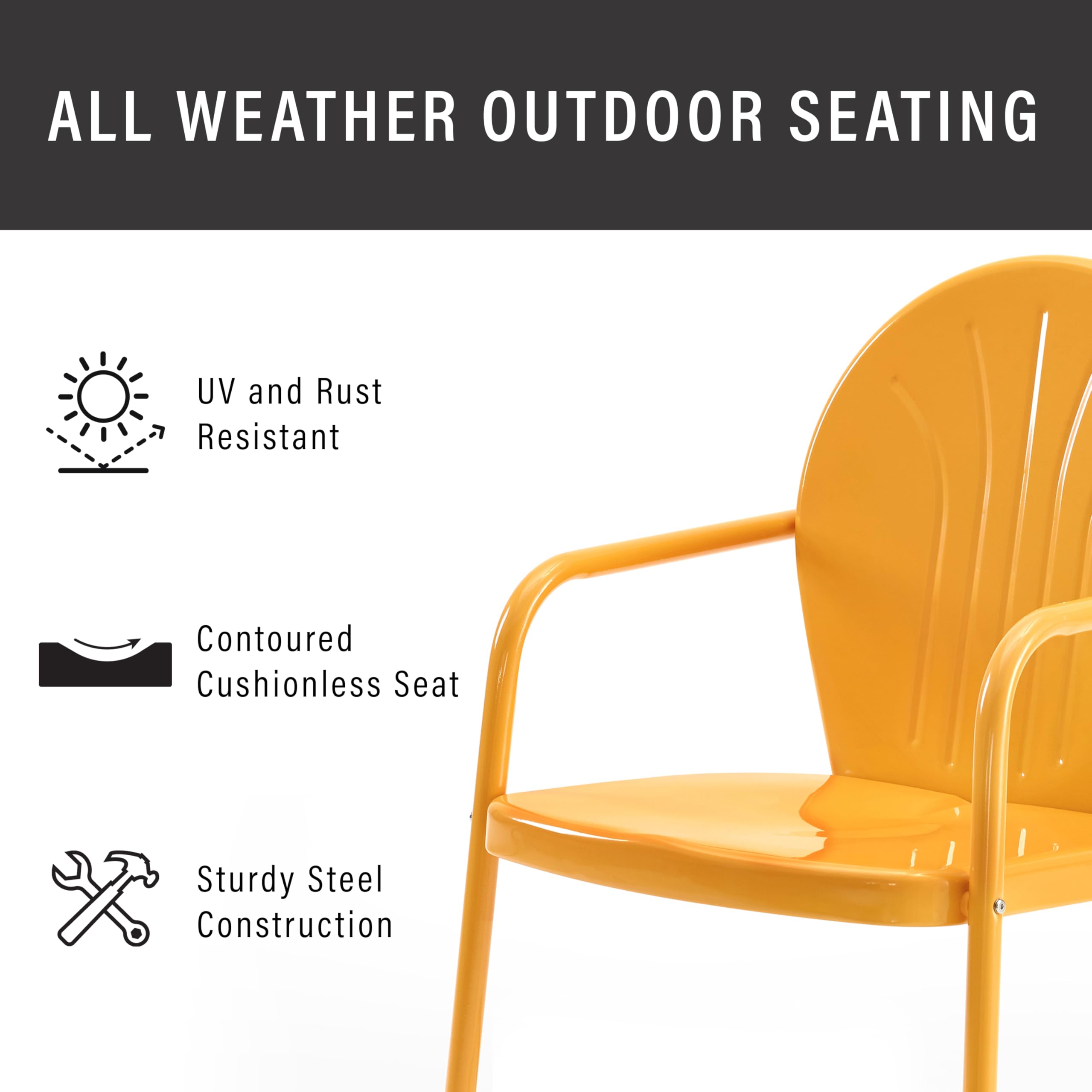 Crosley Furniture silla Griffith colocada en un patio pequeño mostrando optimización de espacio