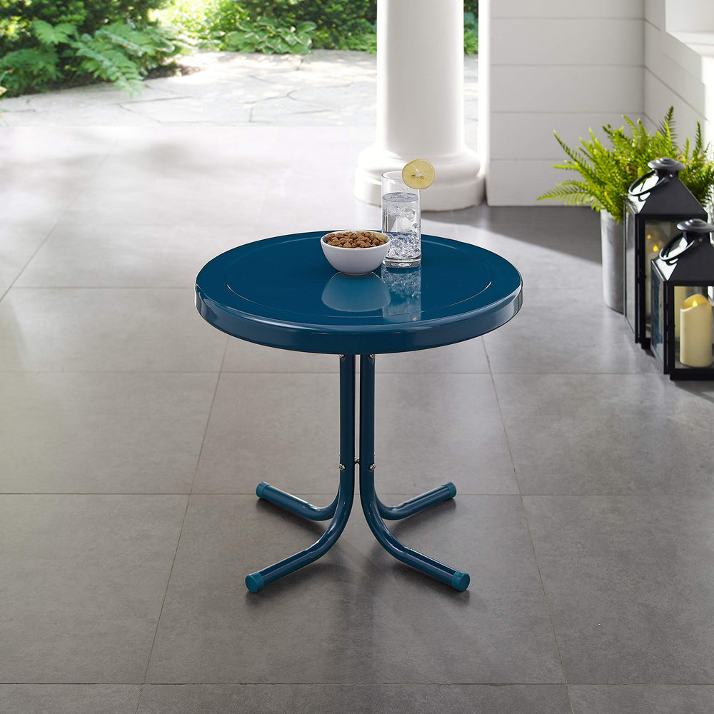 Crosley Griffith en patio con copa y libro mostrando funcionalidad