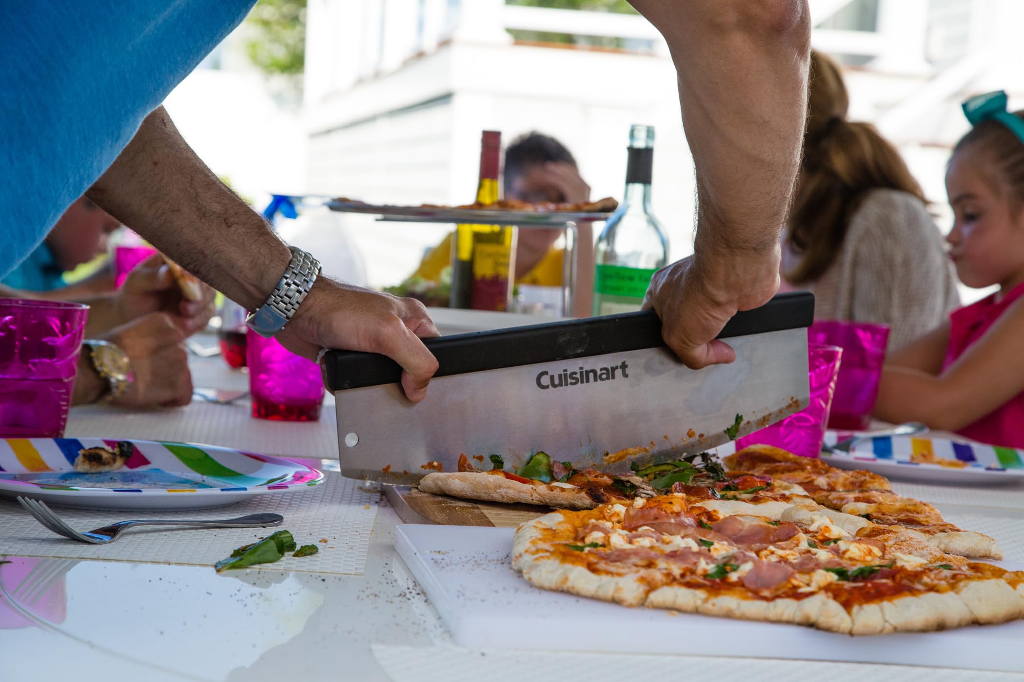 Cuisinart cortador en uso cortando una pizza grande con un movimiento de balanceo