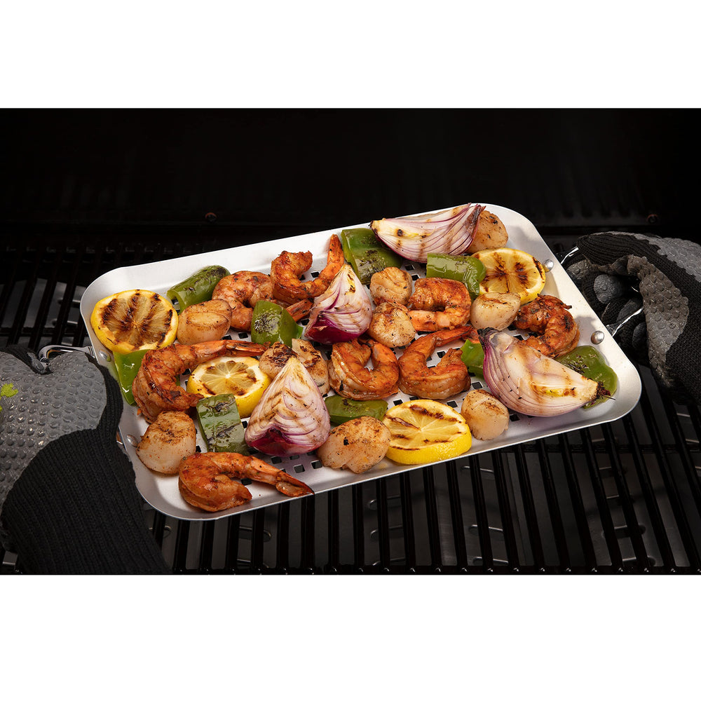 Cuisinart CNP-650 con mangos de acero inoxidable al mover, seguridad al manipular