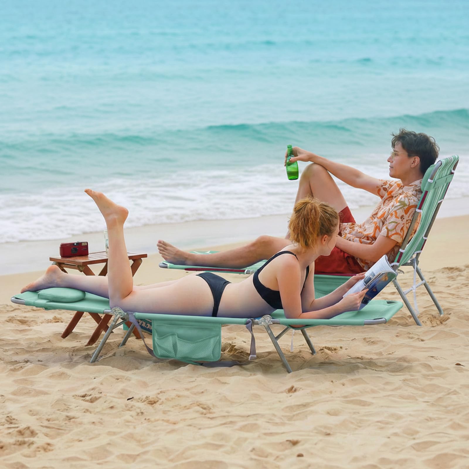 daystar silla en la playa siendo usada para tomar el sol y relajarse