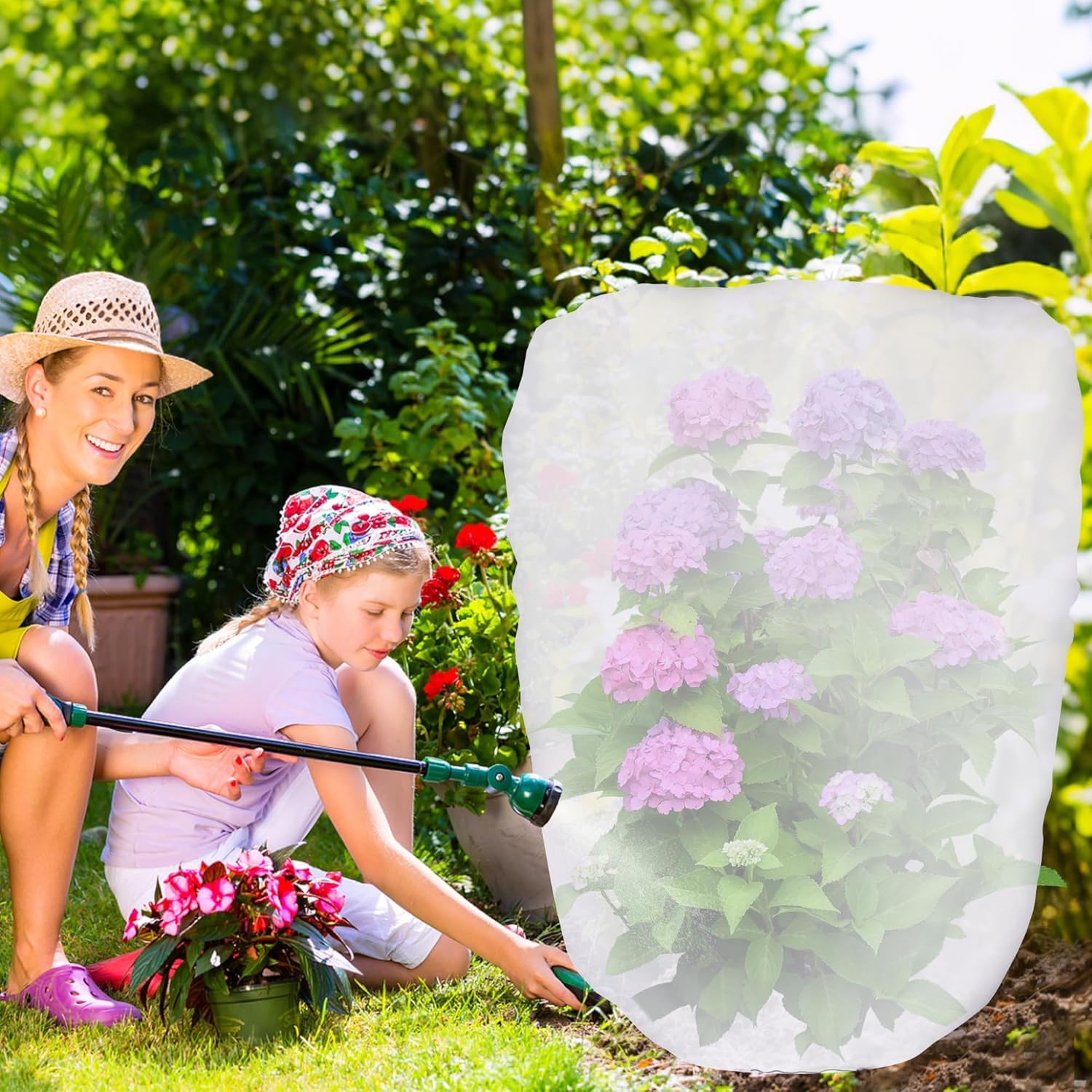 DECOHS ambiente de jardín con cubiertas instaladas protegiendo varias plantas