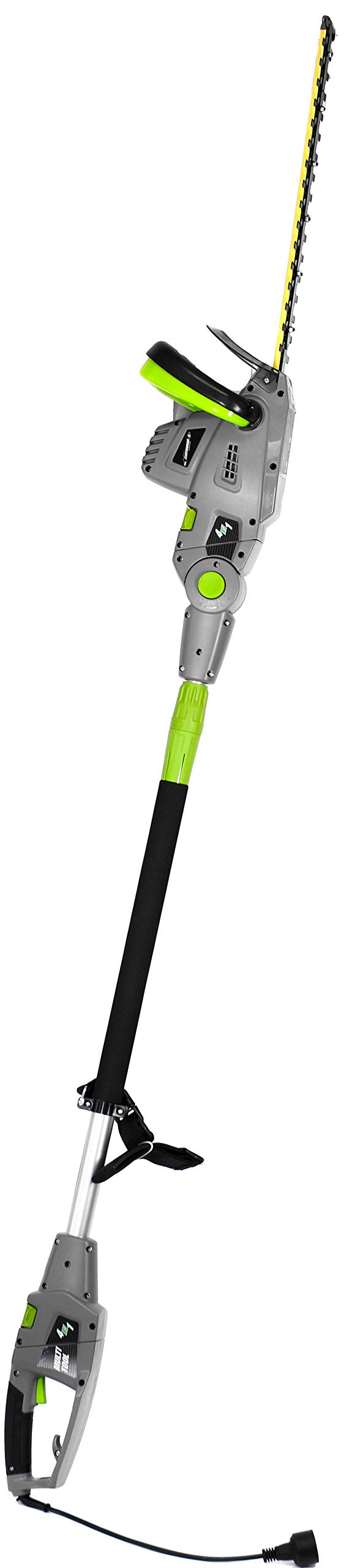 Earthwise CVP41810 en uso podando rama alta con pértiga telescópica segura