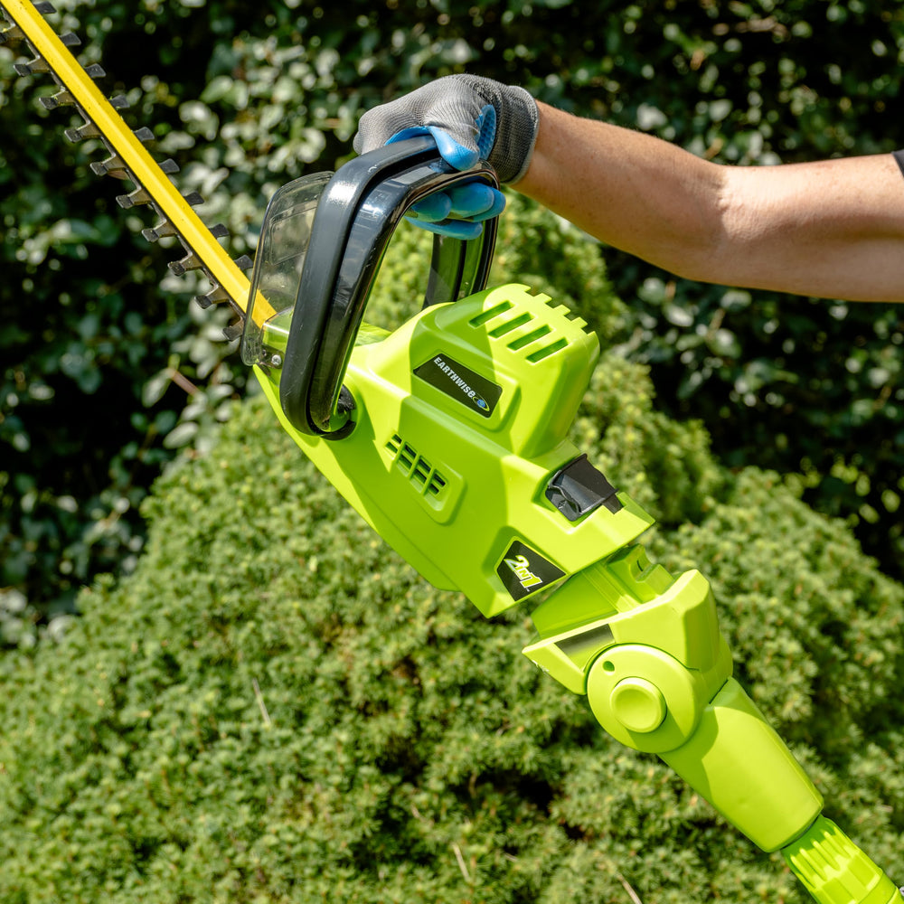 Earthwise cortasetos convertido en mástil para alcance elevado