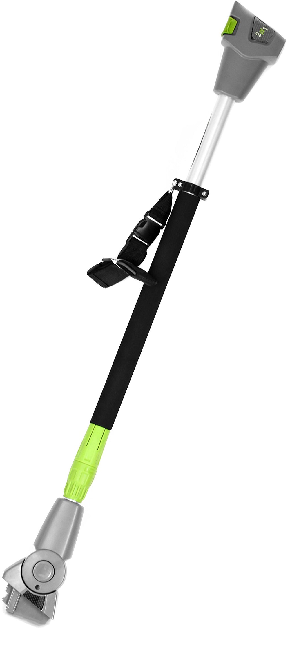 Earthwise pértiga extendida en uso podando ramas altas, trabajo seguro desde suelo