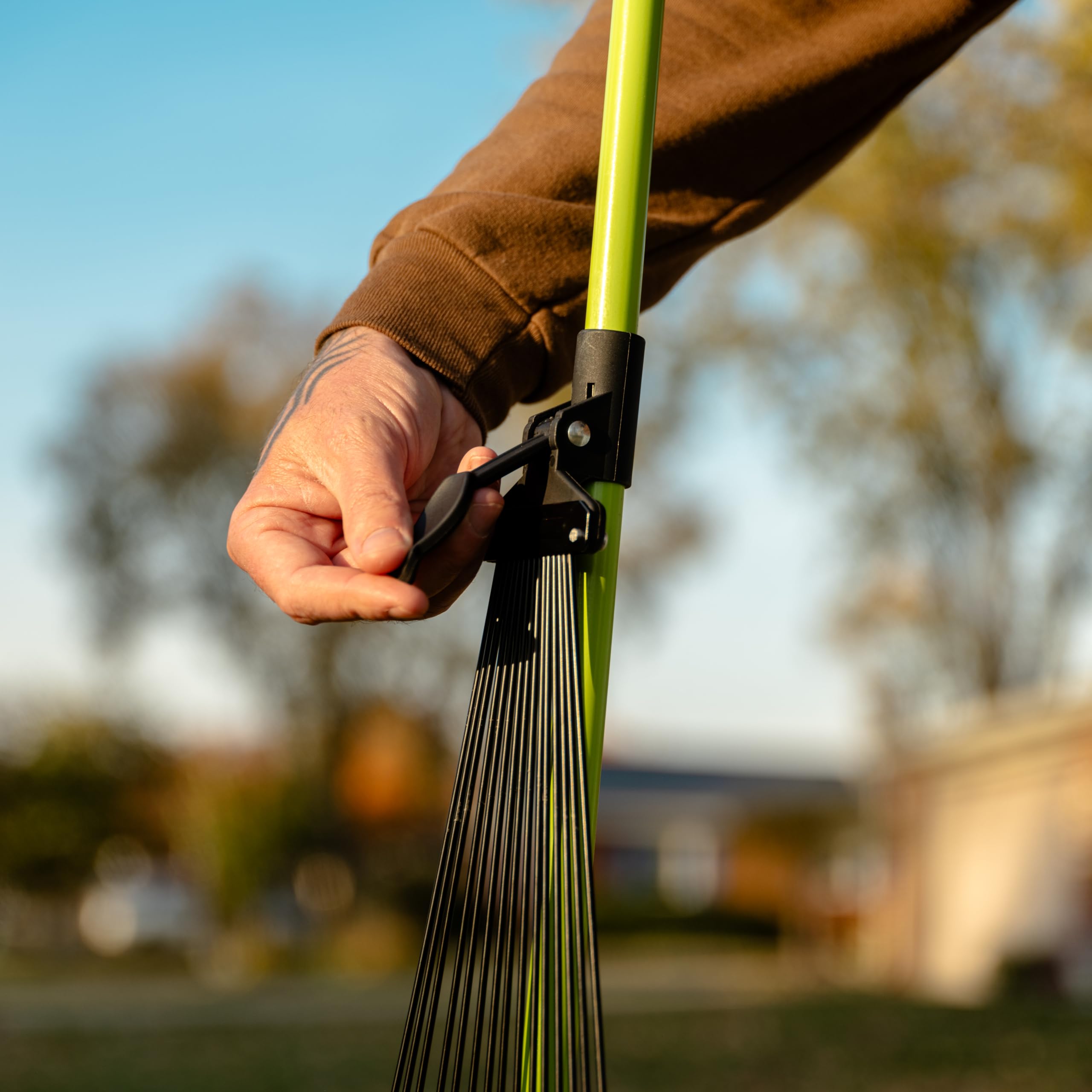 Earthwise detalle de las púas ajustables mostrando flexibilidad y durabilidad