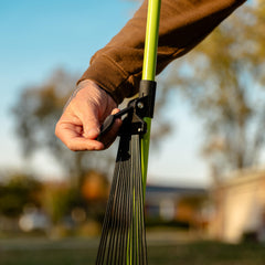 Earthwise detalle de las púas ajustables mostrando flexibilidad y durabilidad