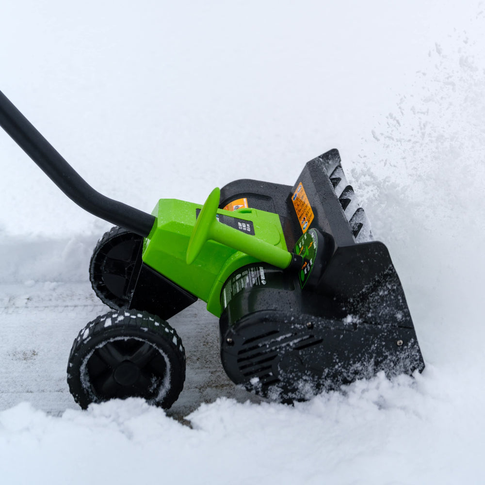 Earthwise SN70016 en entorno doméstico quitando nieve, ideal para casas