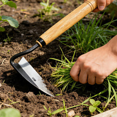 Elegital herramienta en uso en un parterre, eficiencia al deshierbe