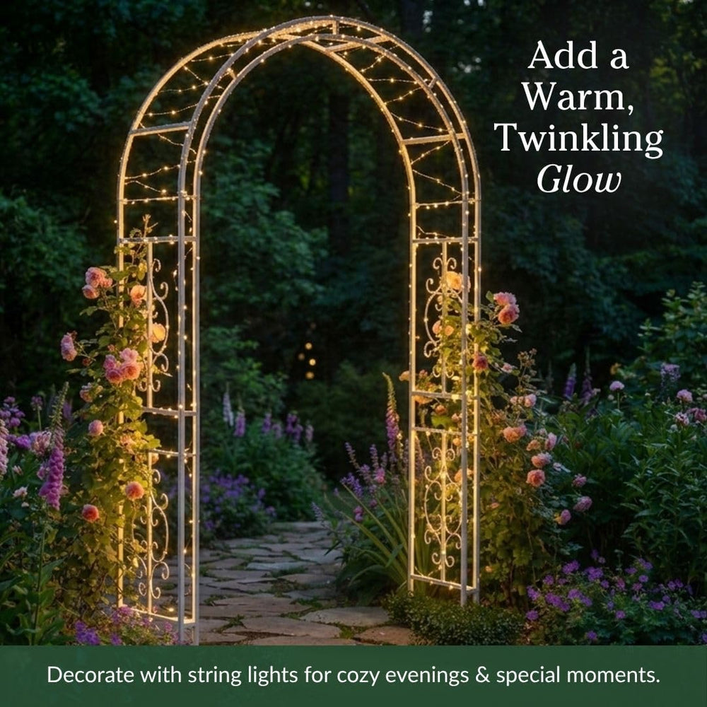 Evergreen Garden arco con luces que crea ambiente nocturno cálido