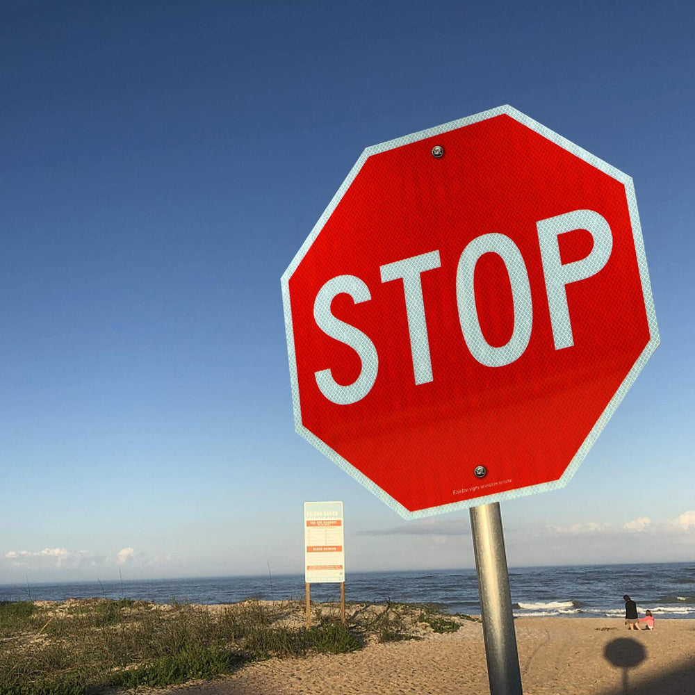 Faittoo Stop Signs colocado en cerca junto a portón para control de acceso