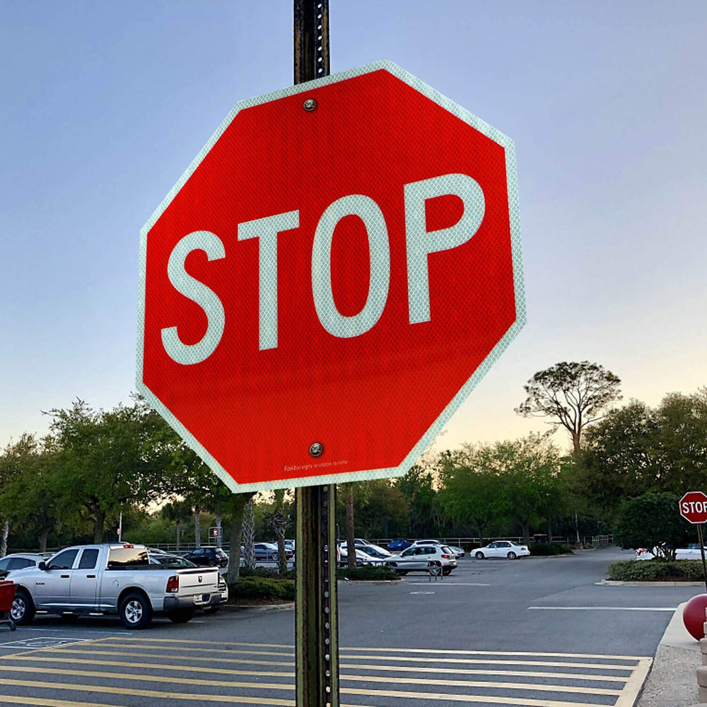 Faittoo Stop Signs comparación de escala con manos para tamaño 18x18 pulgadas