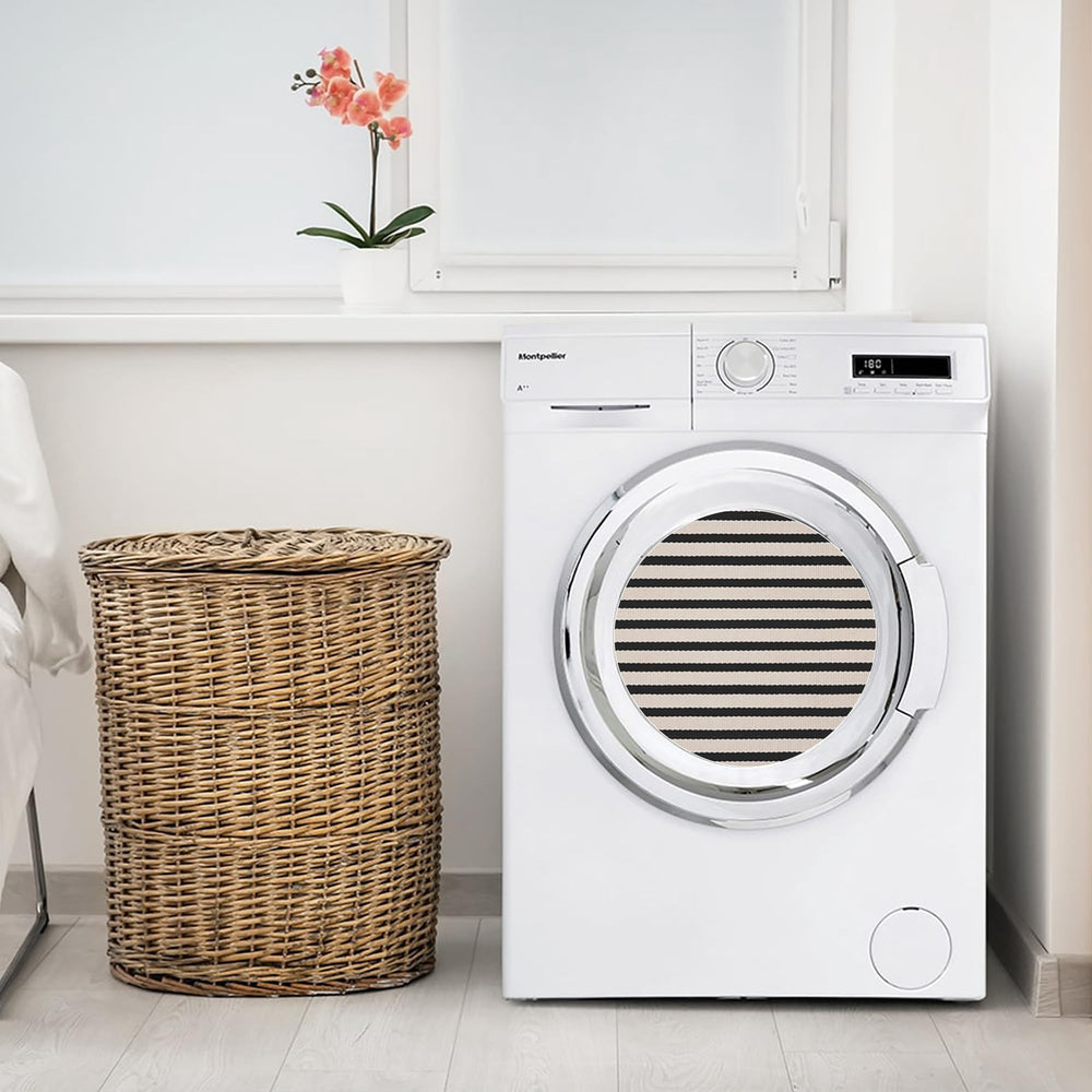 Fallovea alfombra junto puerta doble define el acceso con elegancia