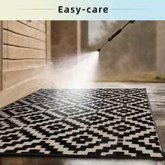 Favoyard alfombra colocada en patio ilustrando uso cómodo y resistente al clima