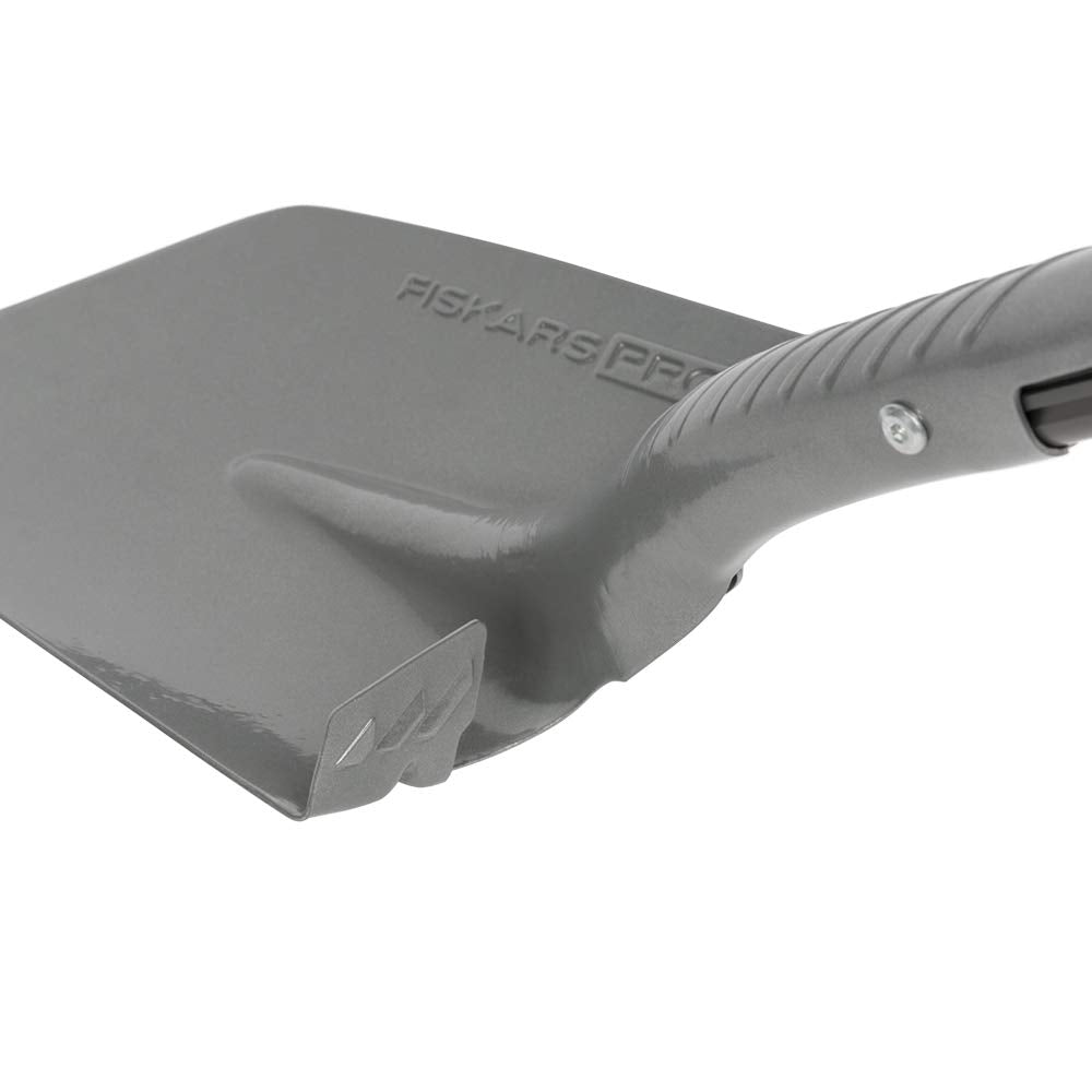Fiskars mango en D de aluminio para mejor control y confort