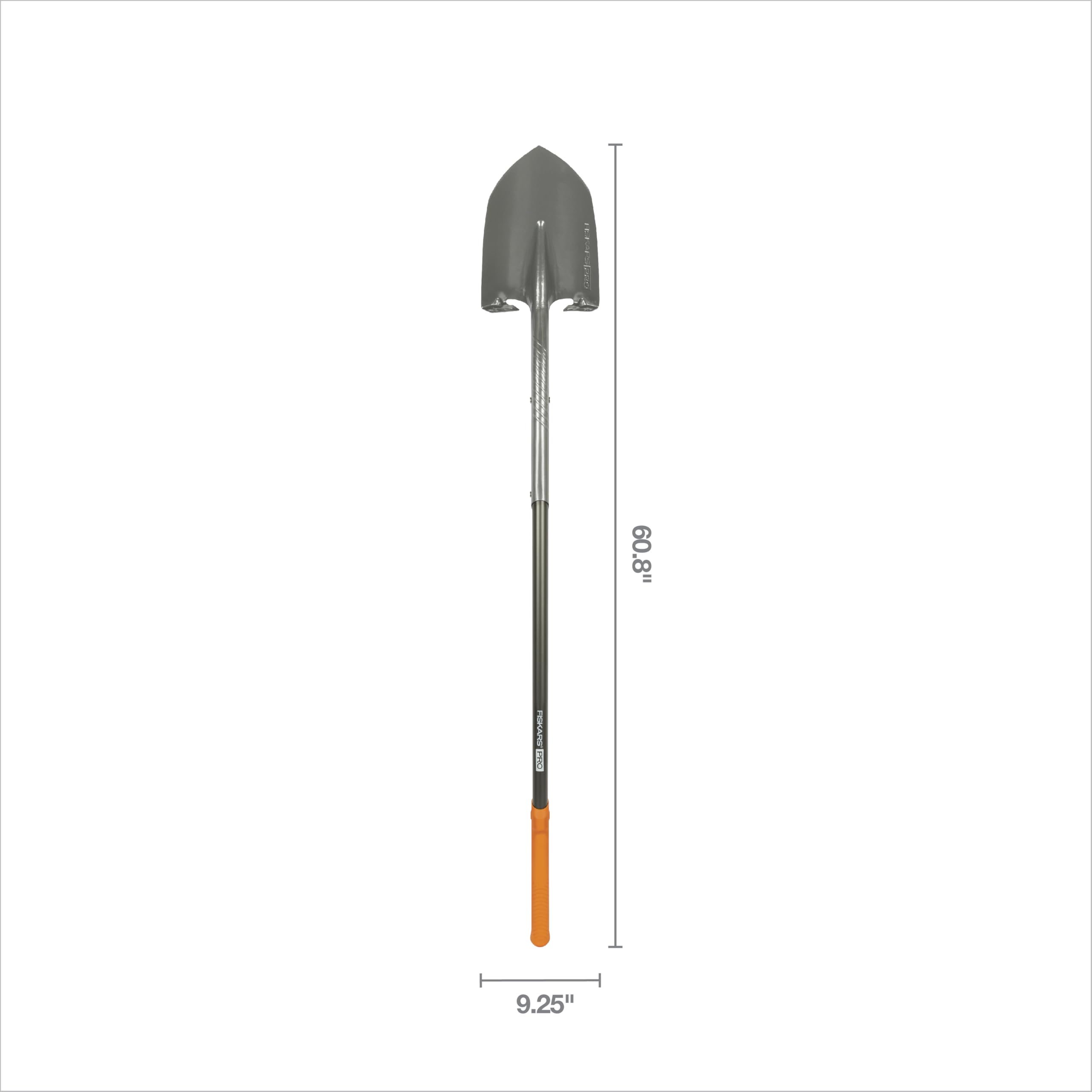 Fiskars pala en uso cavando tierra compacta, rendimiento en suelos duros