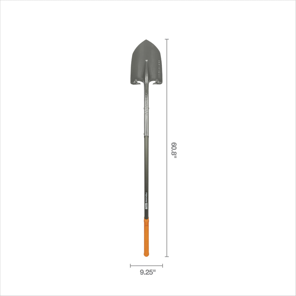 Fiskars pala en uso cavando tierra compacta, rendimiento en suelos duros