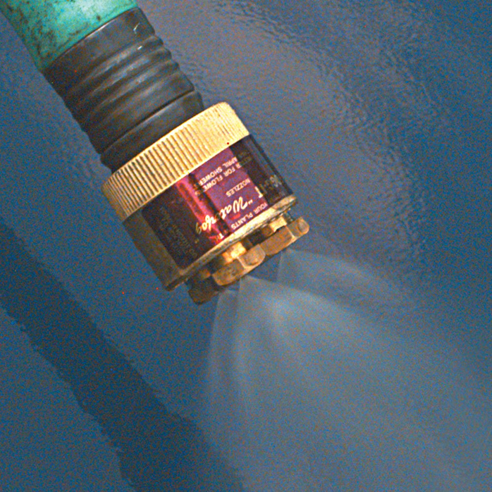 Fogg-It Nozzle primer plano de los tres chorros de latón, muestra patrón de niebla