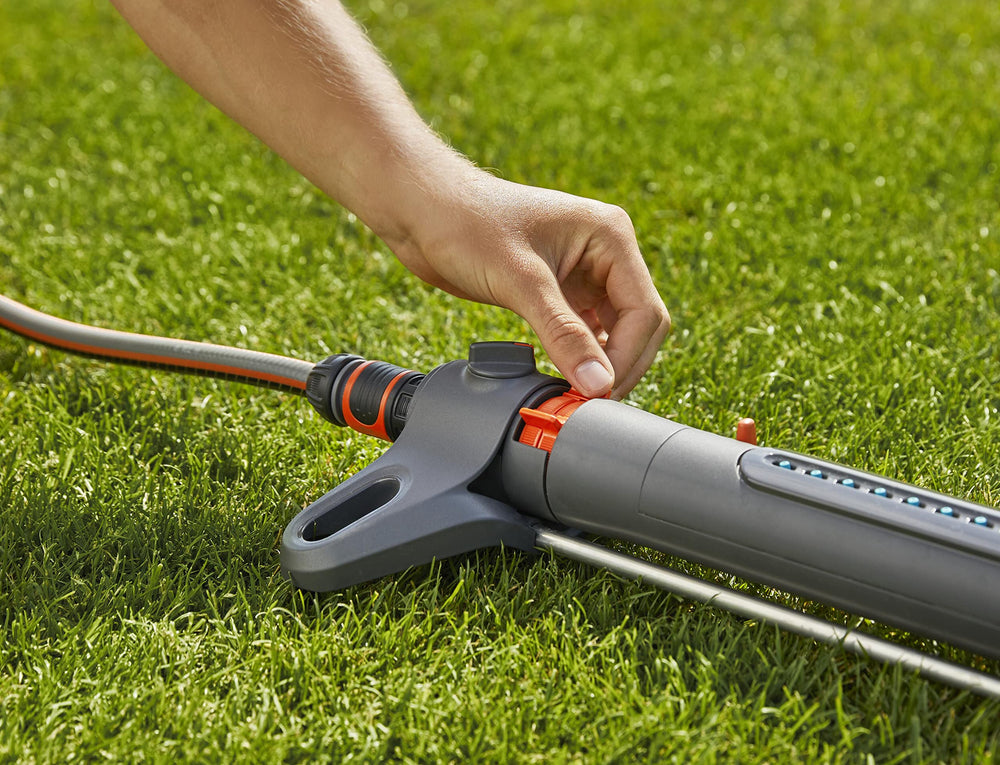 Gardena AquaZoom S regando césped rectangular con cobertura precisa y uniforme