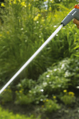 GARDENA boquilla en uso regando macetas con spray suave y control de caudal