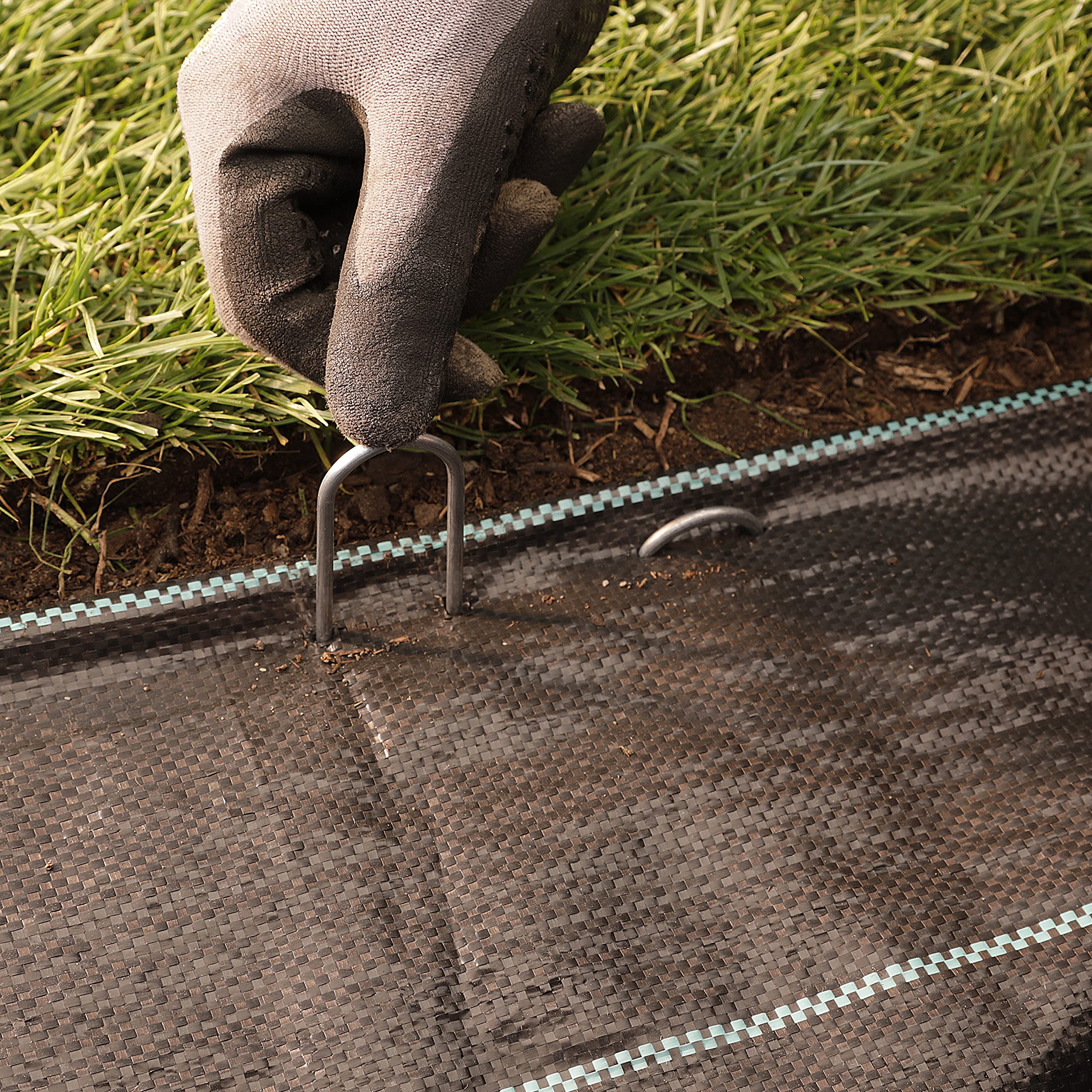 GardenMate grapas instaladas en tierra mostrando su fijación estable