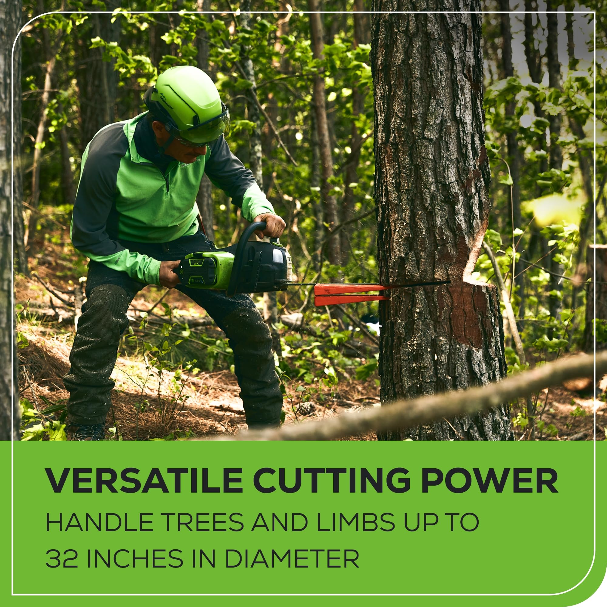 Greenworks motosierra junto a madera 4x4 para comparar escala y potencia