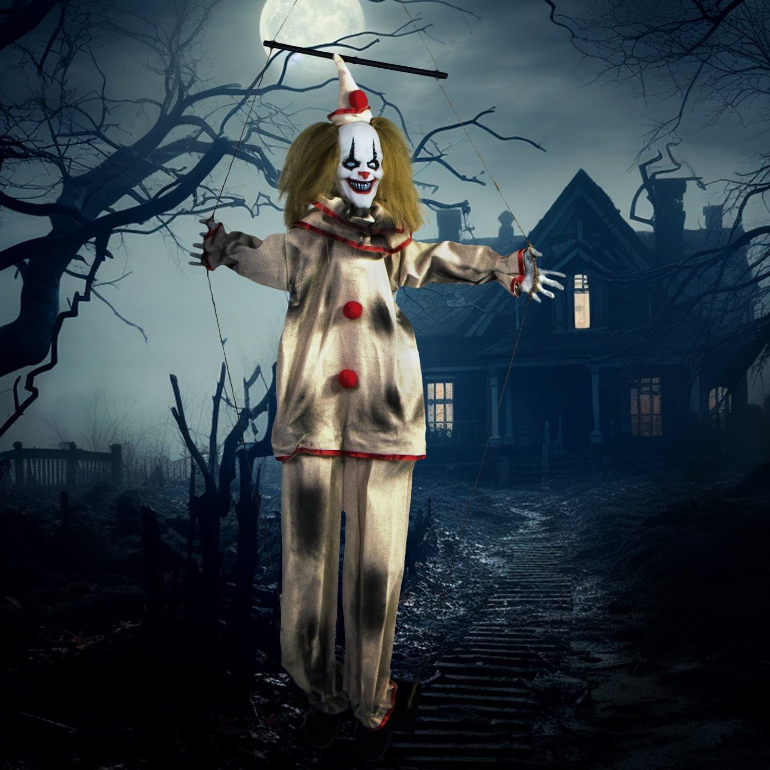 Haunted Hill Farm comparación de tamaño junto a una puerta para referencia de escala