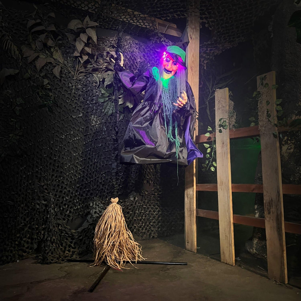 Haunted Hill Farm comparación de tamaño junto a persona para escala clara