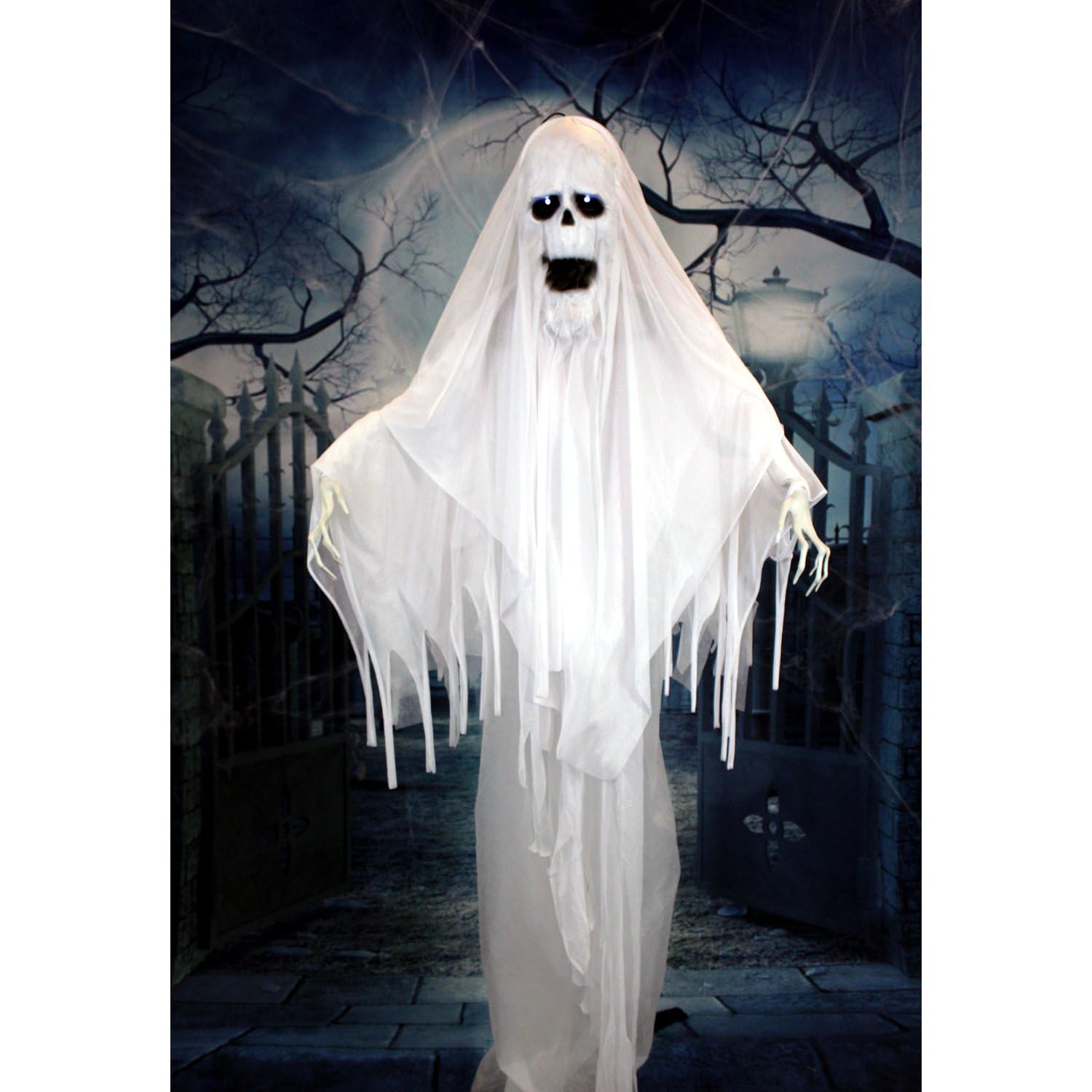Haunted Hill Farm fantasma colocado en porche recibiendo visitantes