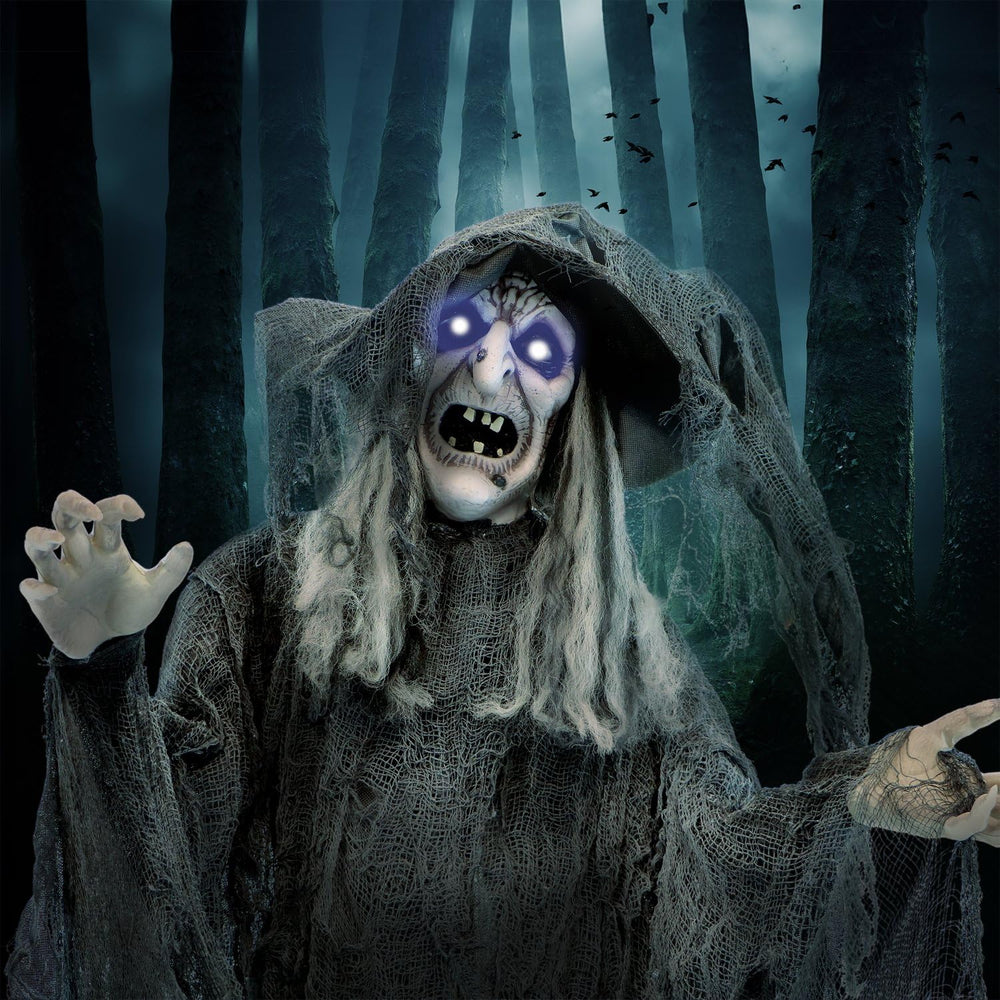 Haunted Hill Farm comparación de escala junto a una puerta para ver tamaño