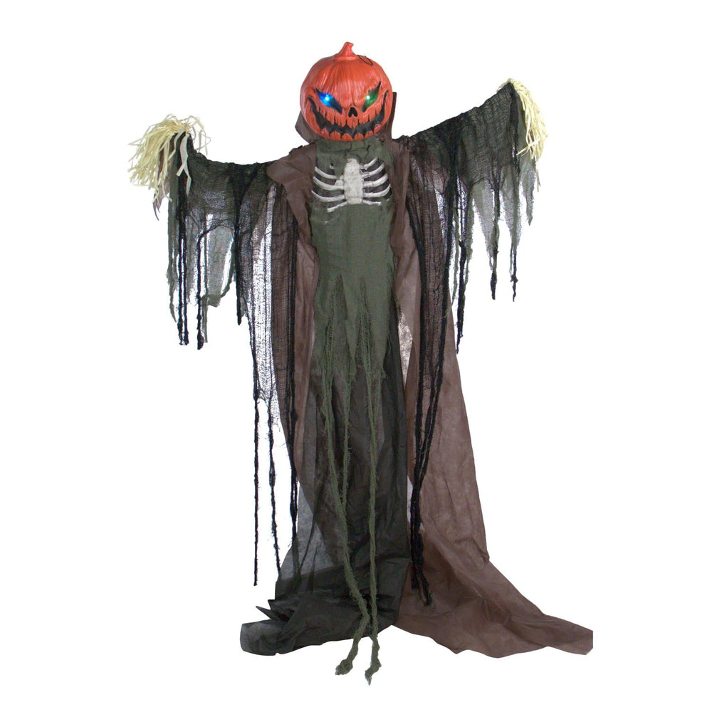 Haunted Hill Farm vista frontal del espantapájaros de calabaza mostrando presencia aterradora