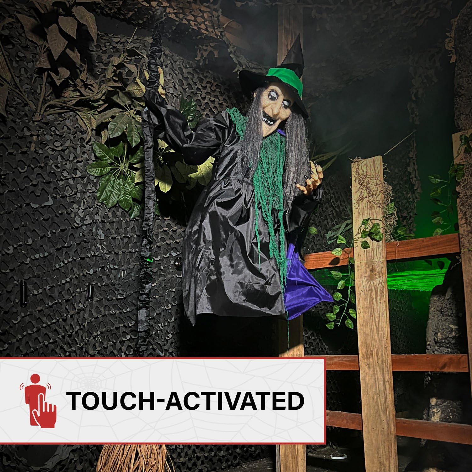 Haunted Hill Farm luces LED bajo el sombrero creando efecto sobrenatural