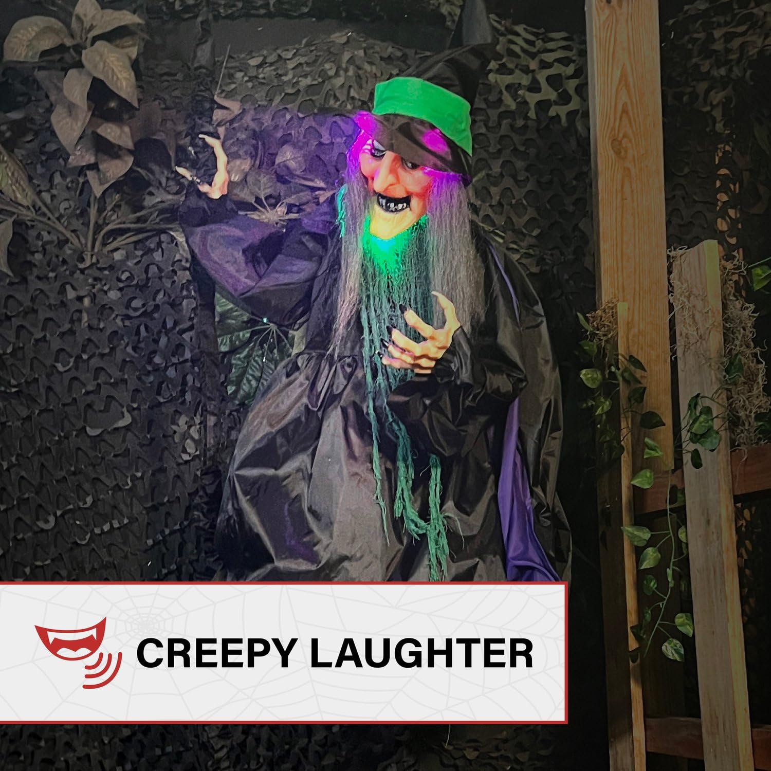 Haunted Hill Farm montada en porche para atraer a trick-or-treaters