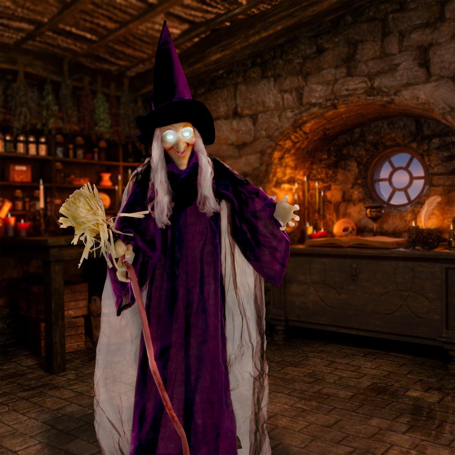 Haunted Hill Farm colgada en porche protegida y lista para asustar