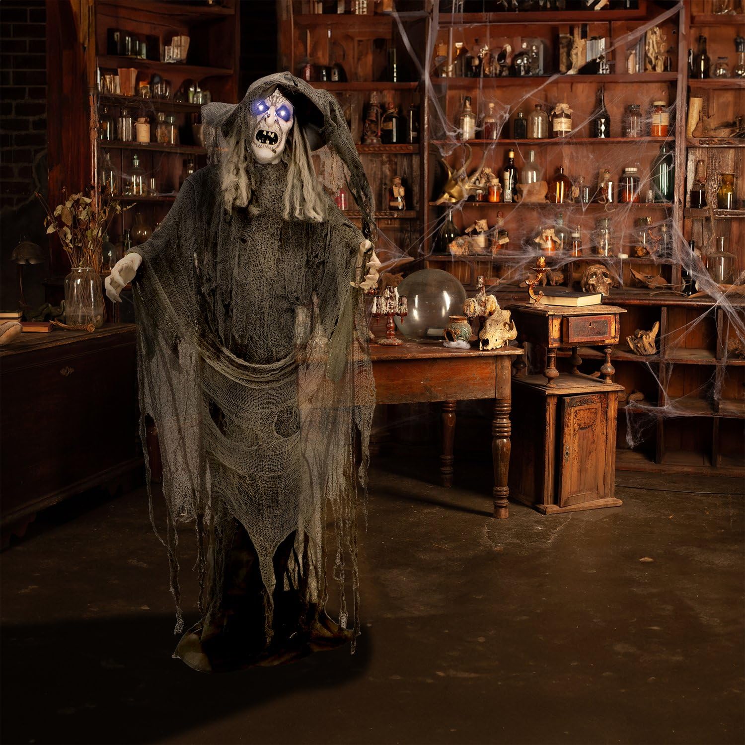 Haunted Hill Farm bruja en un porche ambientando la entrada de Halloween