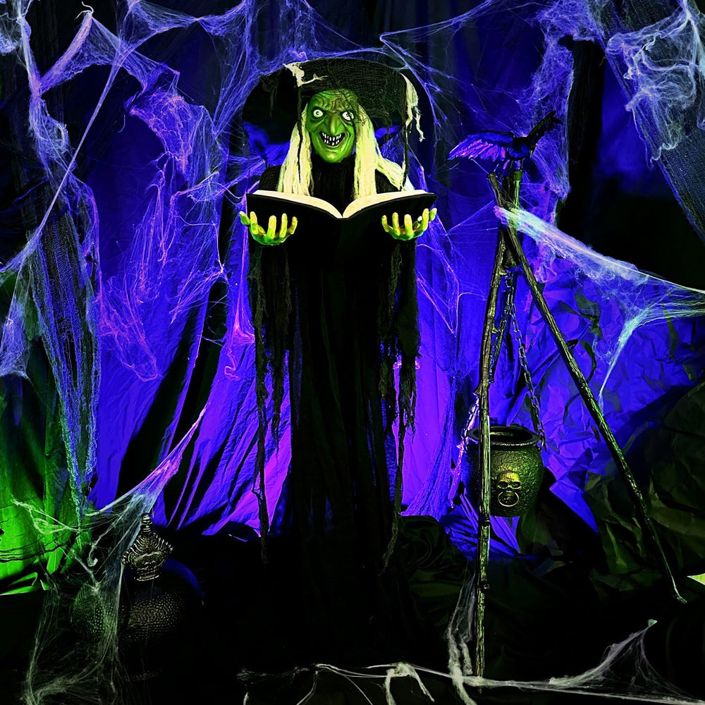 Haunted Hill Farm en salón complementa decoración de Halloween elegante