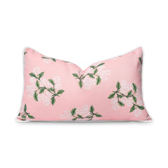 Hofdeco Premium vista frontal de la funda lumbar hortensia blush valorizando sofá