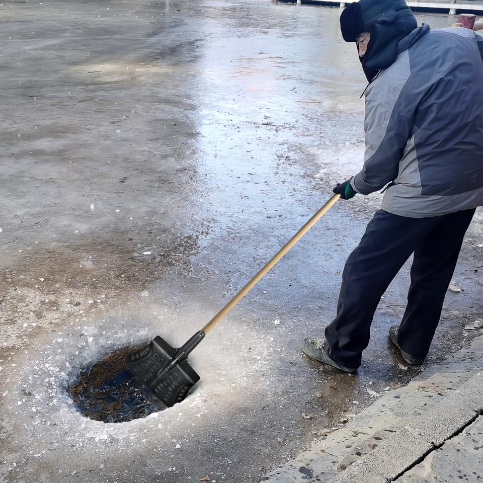 Homoyoyo aplicación en jardín removiendo lodo en una zanja estrecha