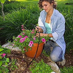 Hourleey tubo instalado en jardín facilitando riego uniforme y ahorro de agua