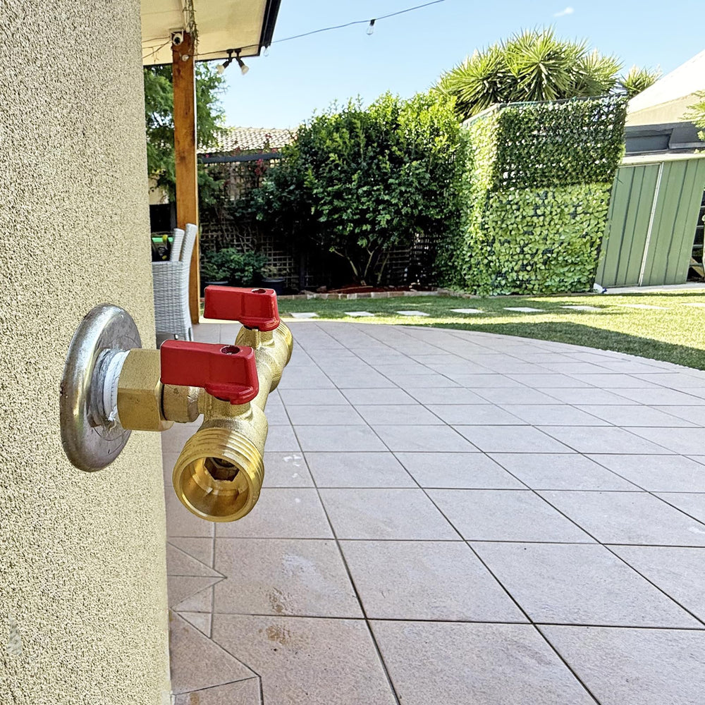 HQMPC instalado en grifo de jardín en entorno real de riego y lavado