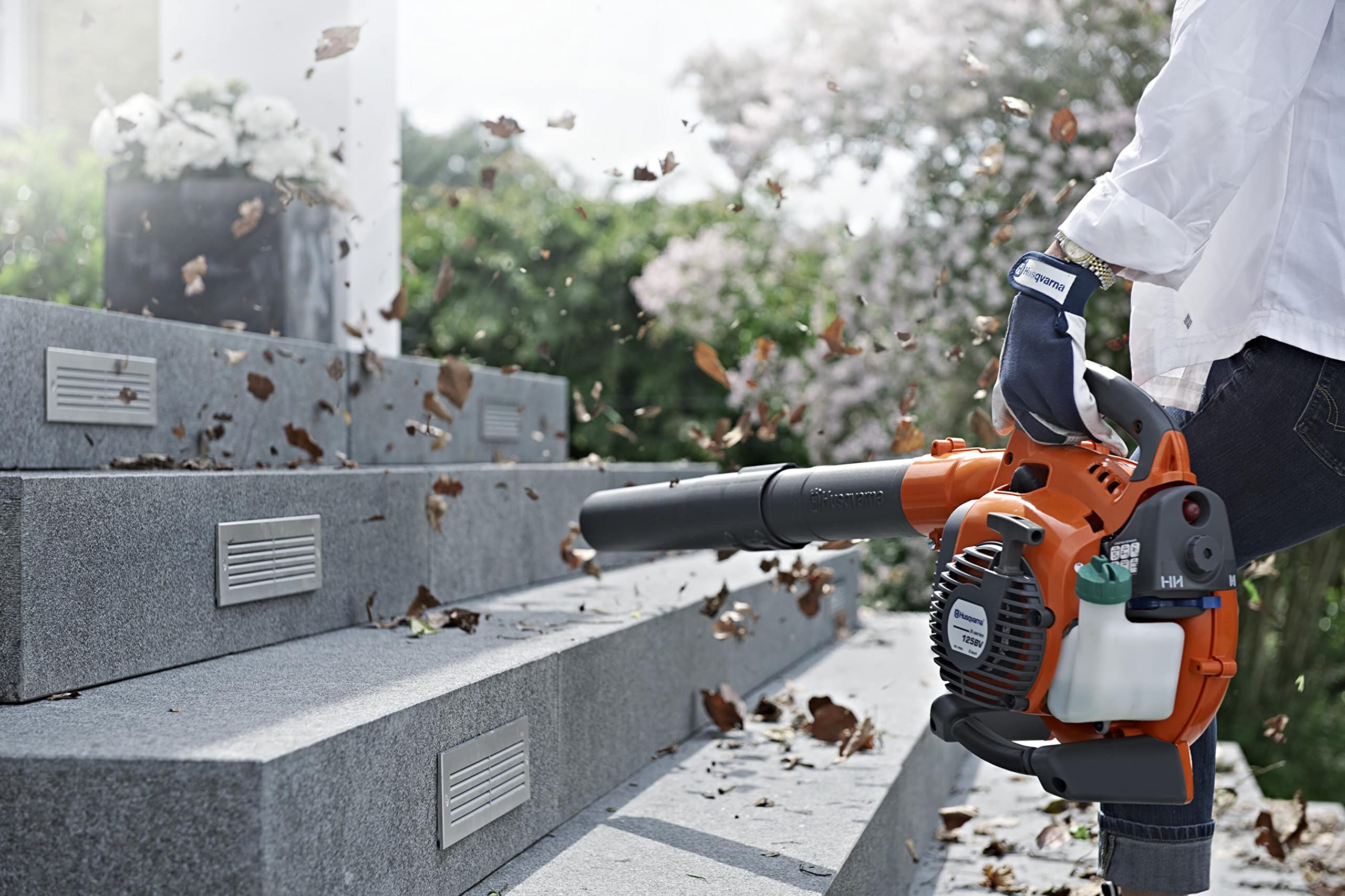 Husqvarna comparación de tamaño con una persona mostrando escala y portabilidad