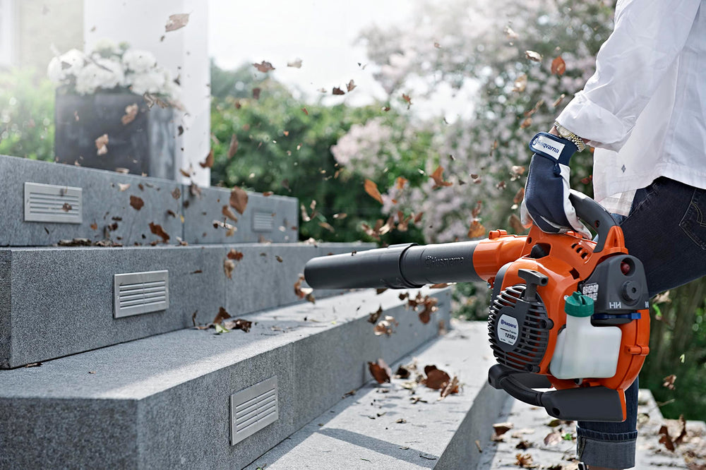Husqvarna comparación de tamaño con una persona mostrando escala y portabilidad